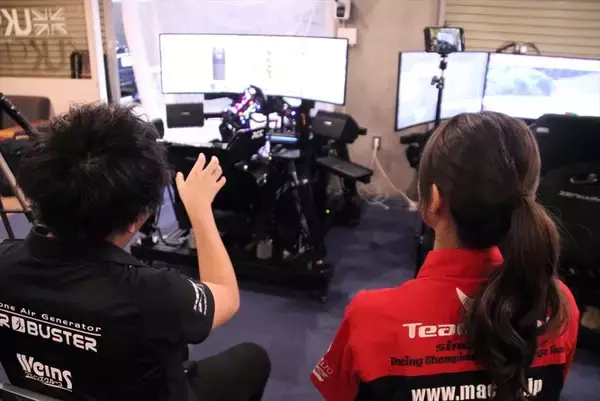 「トップRQの阿比留あんなが超本格レーシングシムに挑戦！ 冨林選手のアドバイスで鈴鹿サーキットを攻略!?」の画像