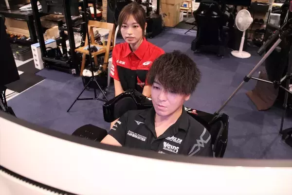 「トップRQの阿比留あんなが超本格レーシングシムに挑戦！ 冨林選手のアドバイスで鈴鹿サーキットを攻略!?」の画像