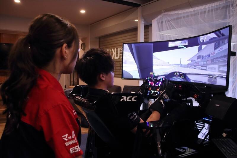 トップRQの阿比留あんなが超本格レーシングシムに挑戦！ 冨林選手のアドバイスで鈴鹿サーキットを攻略!?