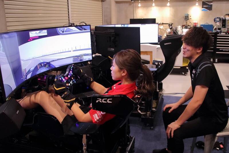 トップRQの阿比留あんなが超本格レーシングシムに挑戦！ 冨林選手のアドバイスで鈴鹿サーキットを攻略!?
