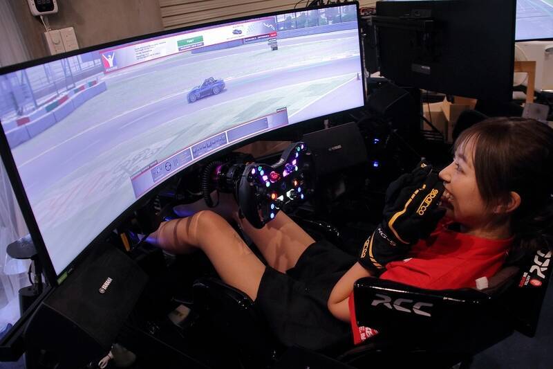 トップRQの阿比留あんなが超本格レーシングシムに挑戦！ 冨林選手のアドバイスで鈴鹿サーキットを攻略!?
