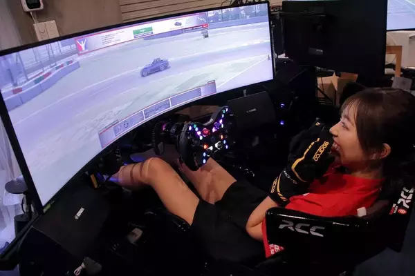 「トップRQの阿比留あんなが超本格レーシングシムに挑戦！ 冨林選手のアドバイスで鈴鹿サーキットを攻略!?」の画像