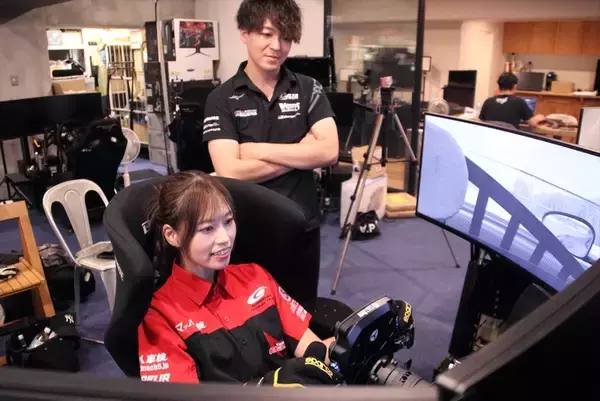 「トップRQの阿比留あんなが超本格レーシングシムに挑戦！ 冨林選手のアドバイスで鈴鹿サーキットを攻略!?」の画像
