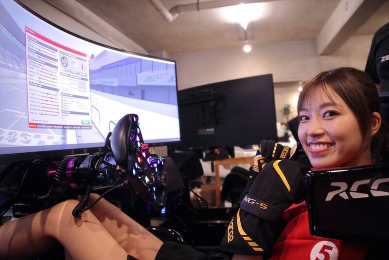トップRQの阿比留あんなが超本格レーシングシムに挑戦！ 冨林選手のアドバイスで鈴鹿サーキットを攻略!?