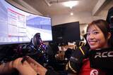 「トップRQの阿比留あんなが超本格レーシングシムに挑戦！ 冨林選手のアドバイスで鈴鹿サーキットを攻略!?」の画像2