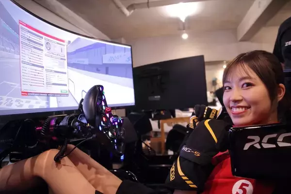 「トップRQの阿比留あんなが超本格レーシングシムに挑戦！ 冨林選手のアドバイスで鈴鹿サーキットを攻略!?」の画像