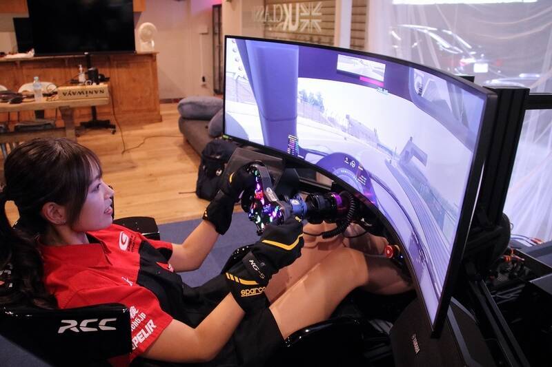 トップRQの阿比留あんなが超本格レーシングシムに挑戦！ 冨林選手のアドバイスで鈴鹿サーキットを攻略!?