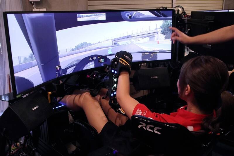 トップRQの阿比留あんなが超本格レーシングシムに挑戦！ 冨林選手のアドバイスで鈴鹿サーキットを攻略!?