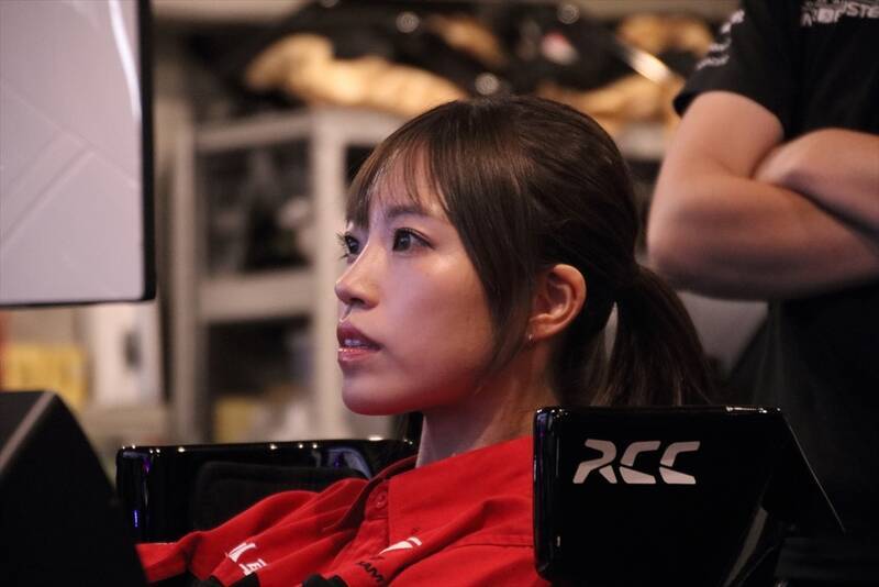 トップRQの阿比留あんなが超本格レーシングシムに挑戦！ 冨林選手のアドバイスで鈴鹿サーキットを攻略!?