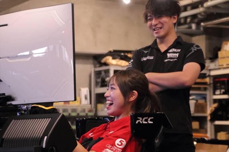 トップRQの阿比留あんなが超本格レーシングシムに挑戦！ 冨林選手のアドバイスで鈴鹿サーキットを攻略!?