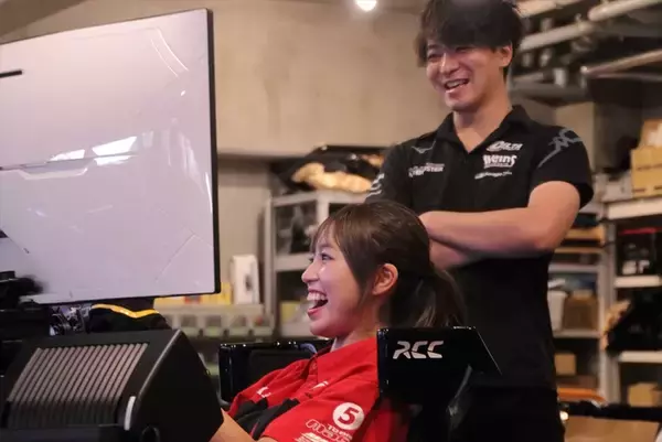 「トップRQの阿比留あんなが超本格レーシングシムに挑戦！ 冨林選手のアドバイスで鈴鹿サーキットを攻略!?」の画像