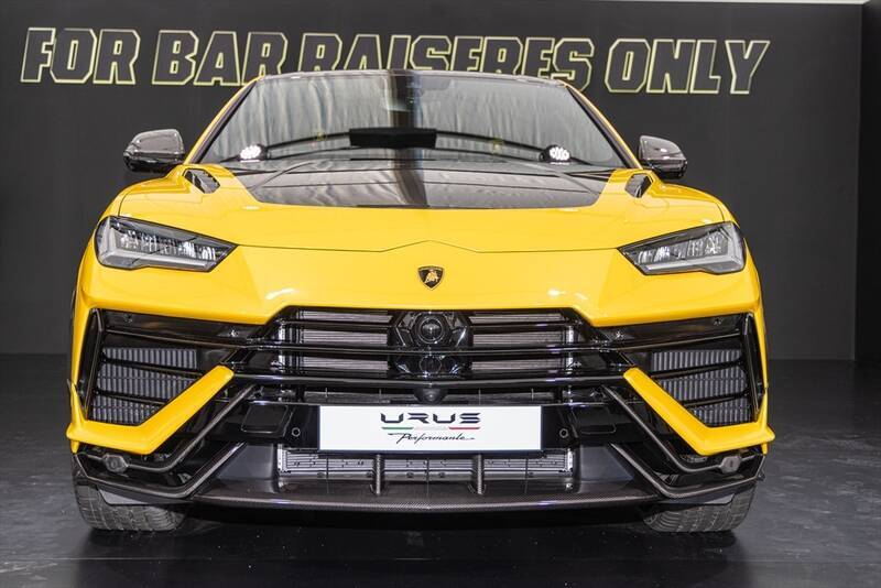 ランボルギーニもガソリンエンジン車は終焉に！ スーパーSUV「URUS」の新モデルを発表