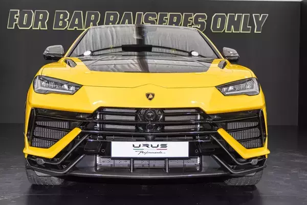 「ランボルギーニもガソリンエンジン車は終焉に！ スーパーSUV「URUS」の新モデルを発表」の画像