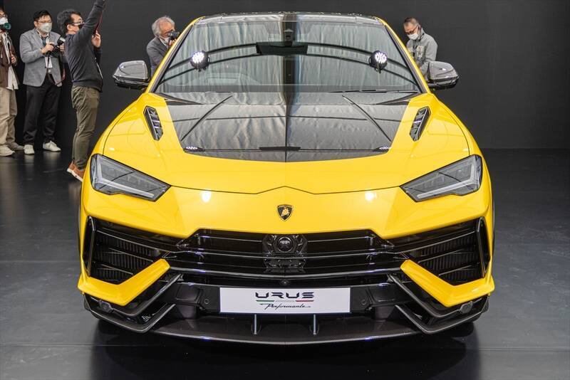 ランボルギーニもガソリンエンジン車は終焉に！ スーパーSUV「URUS」の新モデルを発表