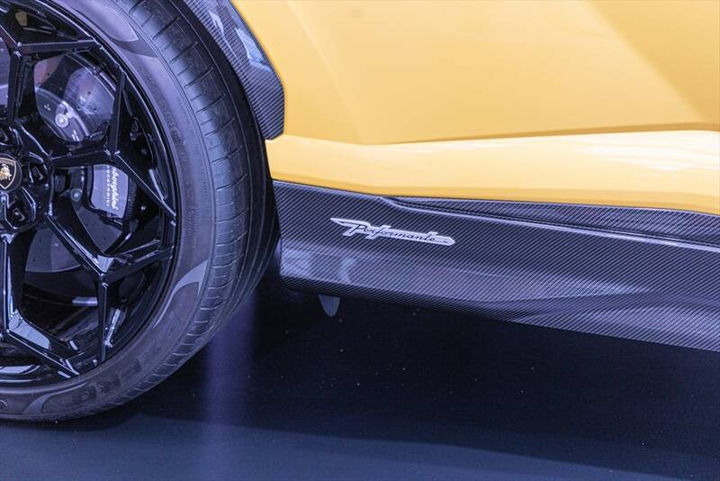 ランボルギーニもガソリンエンジン車は終焉に！ スーパーSUV「URUS」の新モデルを発表