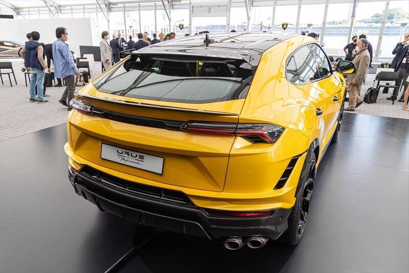 ランボルギーニもガソリンエンジン車は終焉に！ スーパーSUV「URUS」の新モデルを発表