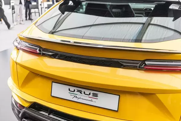 「ランボルギーニもガソリンエンジン車は終焉に！ スーパーSUV「URUS」の新モデルを発表」の画像