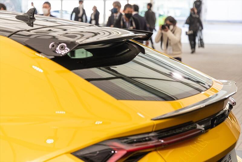 ランボルギーニもガソリンエンジン車は終焉に！ スーパーSUV「URUS」の新モデルを発表
