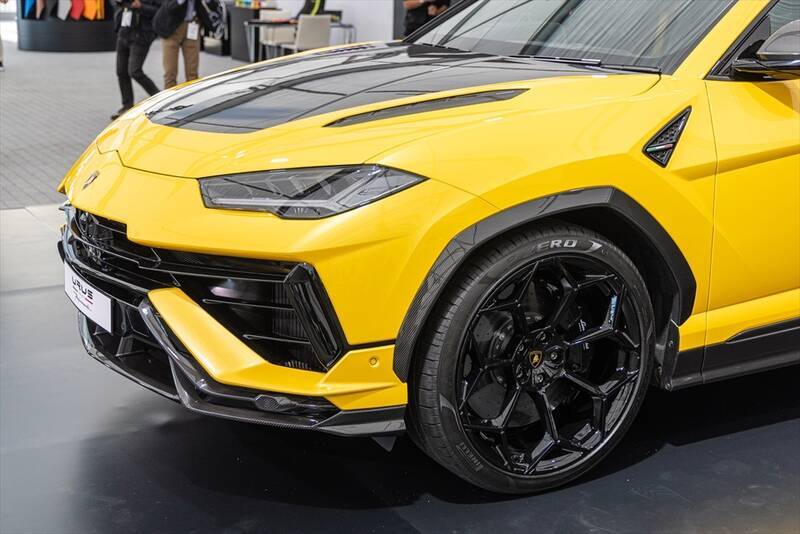 ランボルギーニもガソリンエンジン車は終焉に！ スーパーSUV「URUS」の新モデルを発表