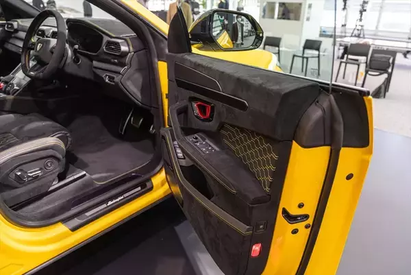 「ランボルギーニもガソリンエンジン車は終焉に！ スーパーSUV「URUS」の新モデルを発表」の画像