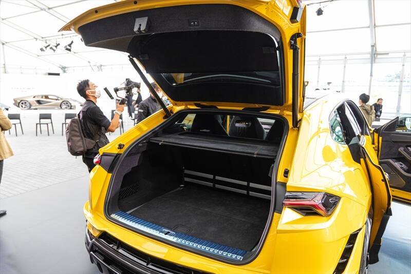 ランボルギーニもガソリンエンジン車は終焉に！ スーパーSUV「URUS」の新モデルを発表