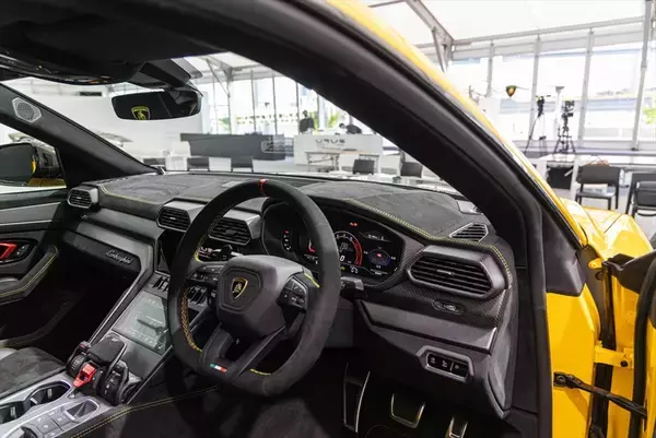 「ランボルギーニもガソリンエンジン車は終焉に！ スーパーSUV「URUS」の新モデルを発表」の画像