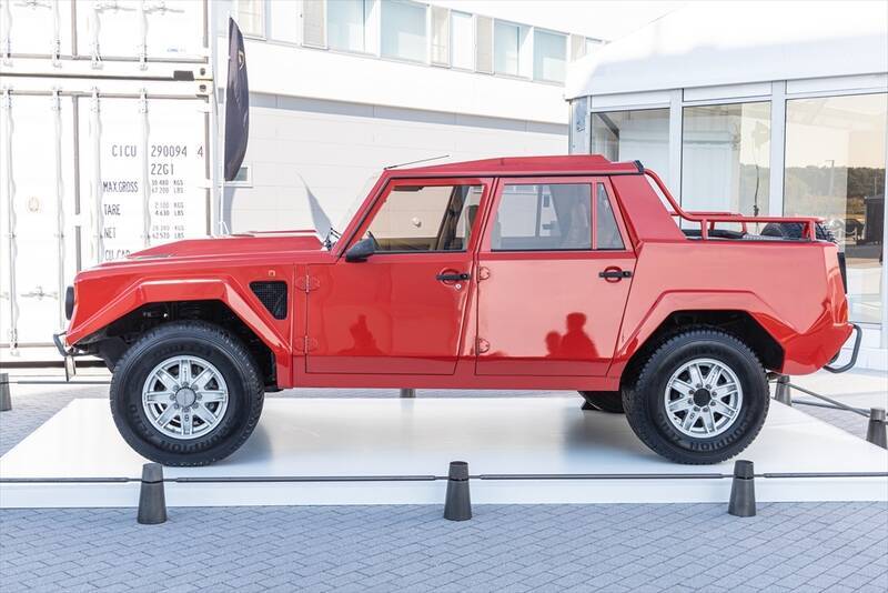 ランボルギーニもガソリンエンジン車は終焉に！ スーパーSUV「URUS」の新モデルを発表