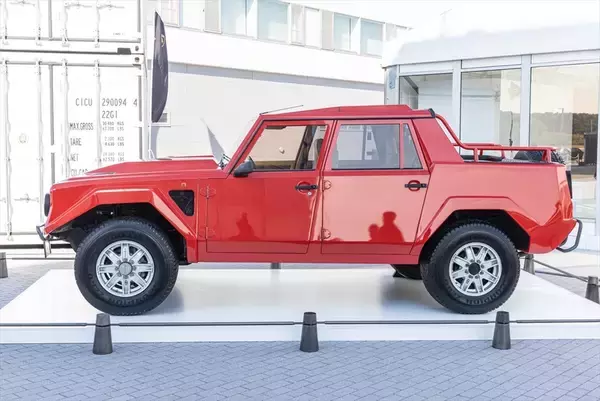 「ランボルギーニもガソリンエンジン車は終焉に！ スーパーSUV「URUS」の新モデルを発表」の画像