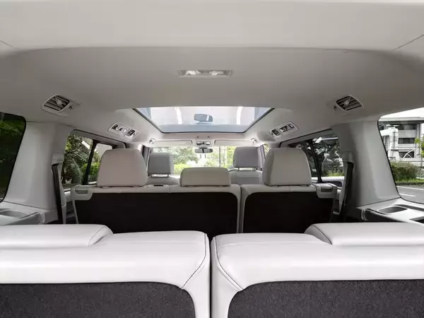 「≒JOYも大絶賛の可愛さ！ 見た目はレトロ、中身は最新EV「ID. Buzz」がミニバンの常識を変える」の画像