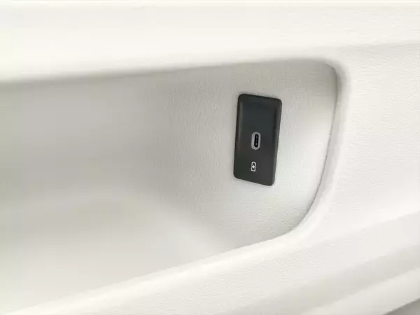 「≒JOYも大絶賛の可愛さ！ 見た目はレトロ、中身は最新EV「ID. Buzz」がミニバンの常識を変える」の画像