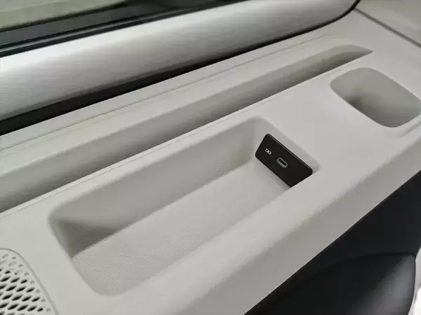「≒JOYも大絶賛の可愛さ！ 見た目はレトロ、中身は最新EV「ID. Buzz」がミニバンの常識を変える」の画像