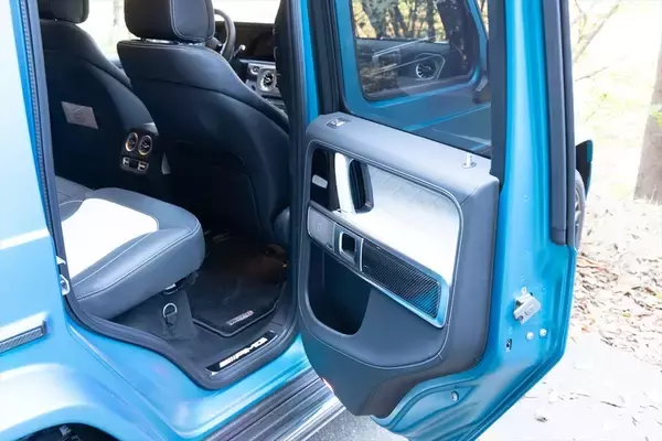 「爆速＆ラグジュアリー体験！ 最強のベンツ・Gクラスに現役アイドルが乗って実感した贅沢空間」の画像