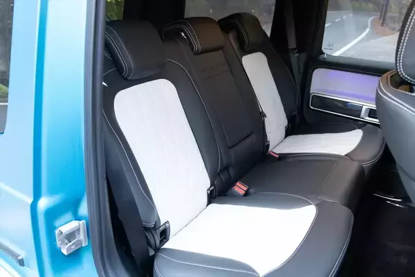 「爆速＆ラグジュアリー体験！ 最強のベンツ・Gクラスに現役アイドルが乗って実感した贅沢空間」の画像