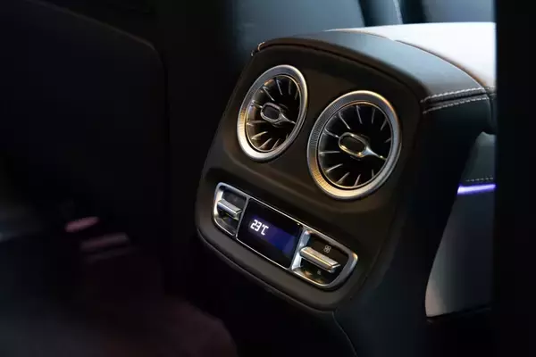 「爆速＆ラグジュアリー体験！ 最強のベンツ・Gクラスに現役アイドルが乗って実感した贅沢空間」の画像