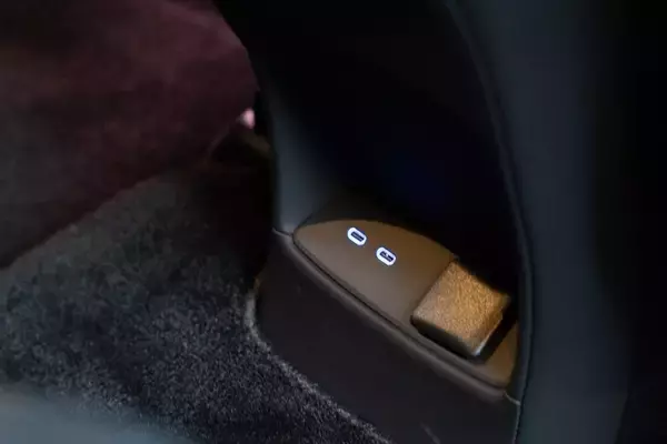 「爆速＆ラグジュアリー体験！ 最強のベンツ・Gクラスに現役アイドルが乗って実感した贅沢空間」の画像