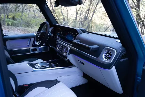 「爆速＆ラグジュアリー体験！ 最強のベンツ・Gクラスに現役アイドルが乗って実感した贅沢空間」の画像