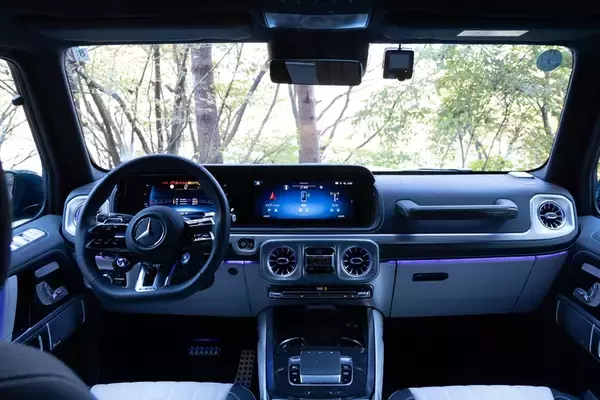 「爆速＆ラグジュアリー体験！ 最強のベンツ・Gクラスに現役アイドルが乗って実感した贅沢空間」の画像