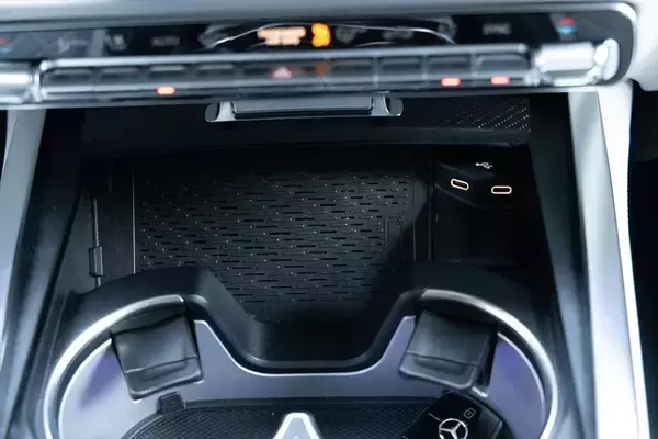 「爆速＆ラグジュアリー体験！ 最強のベンツ・Gクラスに現役アイドルが乗って実感した贅沢空間」の画像