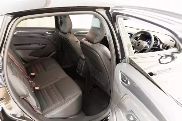 「輸入車唯一のフルハイブリッドSUV、ルノー「アルカナ」の走りは車重を感じさせない爽快感」の画像