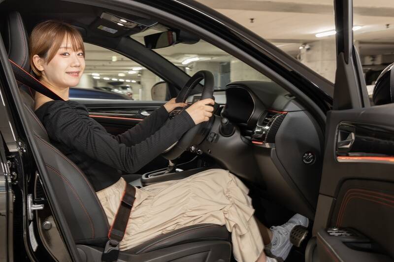 輸入車唯一のフルハイブリッドSUV、ルノー「アルカナ」の走りは車重を感じさせない爽快感