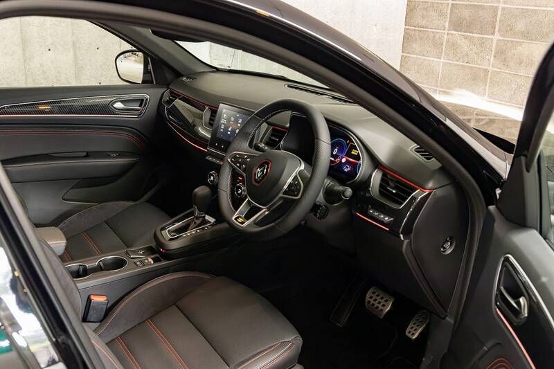 輸入車唯一のフルハイブリッドSUV、ルノー「アルカナ」の走りは車重を感じさせない爽快感