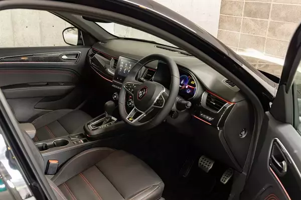 「輸入車唯一のフルハイブリッドSUV、ルノー「アルカナ」の走りは車重を感じさせない爽快感」の画像