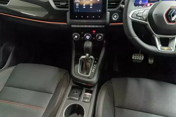 「輸入車唯一のフルハイブリッドSUV、ルノー「アルカナ」の走りは車重を感じさせない爽快感」の画像