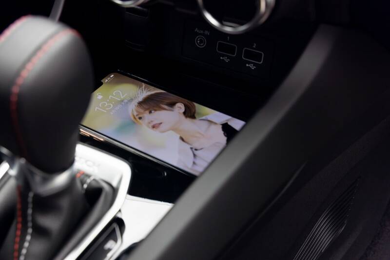 輸入車唯一のフルハイブリッドSUV、ルノー「アルカナ」の走りは車重を感じさせない爽快感