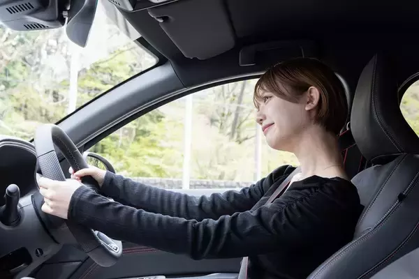 「輸入車唯一のフルハイブリッドSUV、ルノー「アルカナ」の走りは車重を感じさせない爽快感」の画像