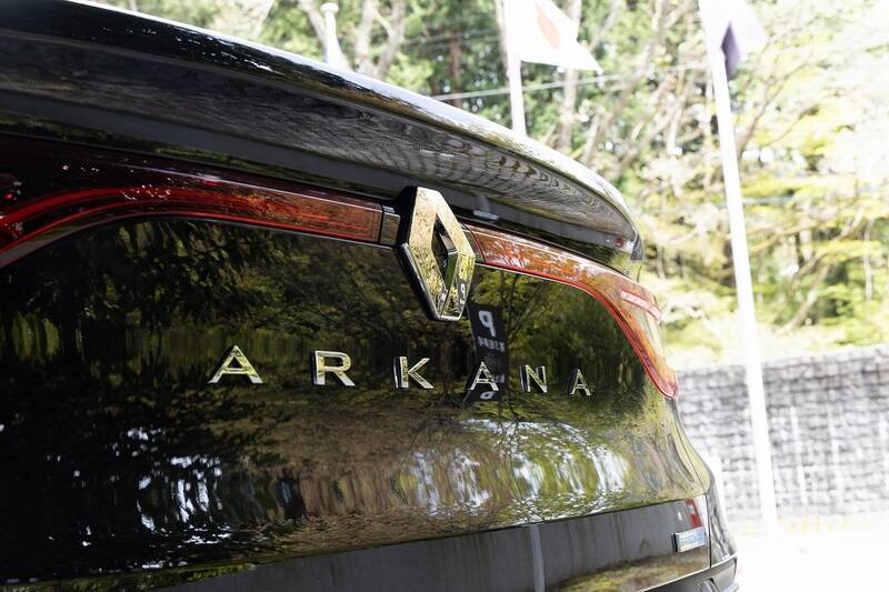 輸入車唯一のフルハイブリッドSUV、ルノー「アルカナ」の走りは車重を感じさせない爽快感