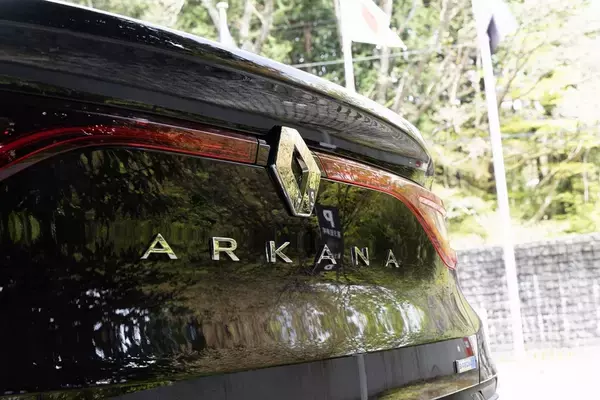 「輸入車唯一のフルハイブリッドSUV、ルノー「アルカナ」の走りは車重を感じさせない爽快感」の画像