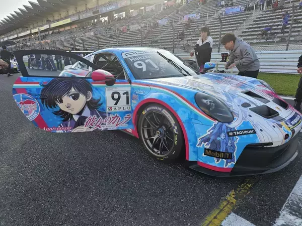 「リバリー職人注目！ 「彼女のカレラ」20周年記念痛車がポルシェカレラカップに参戦中！」の画像