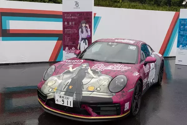 「リバリー職人注目！ 「彼女のカレラ」20周年記念痛車がポルシェカレラカップに参戦中！」の画像
