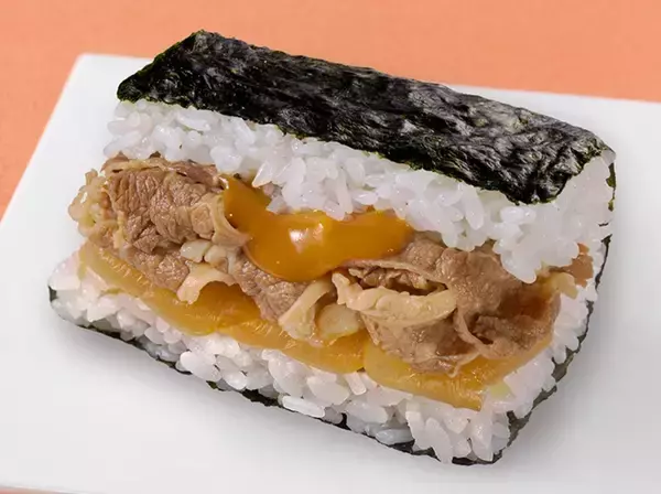 「【本日発売】ローソン、吉野家監修の「牛すき丼おにぎり」が気になりすぎ」の画像